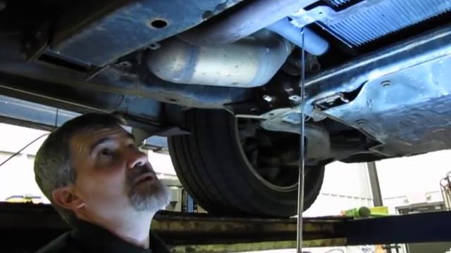 Transmission Filter Service On Land Rover LR3 смотреть онлайн