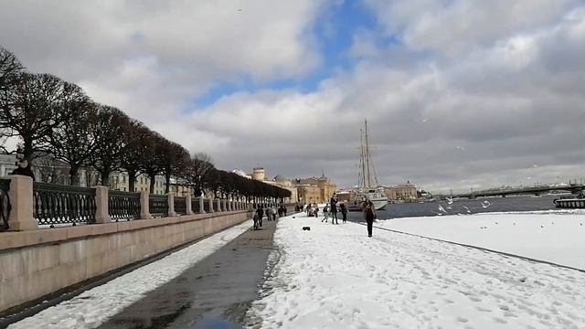 Санкт-Петербург. Набережная Лейтенанта Шмидта у подводной лодки "С-189". 2.04.2023. смотреть онлайн