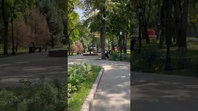 Алматы. Улица Кабанбай Батыра. Июль 2022. Сквер возле Оперного театра. Казахстан.Almaty. Kazakhstan