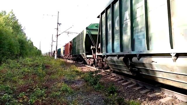 ЭЛЕКТРОВОЗ 2ЭС5К - 264 С ГРУЗОВЫМ ПОЕЗДОМ ОТПРАВЛЯЕТСЯ СО СТ НАДВОИЦЫ.
