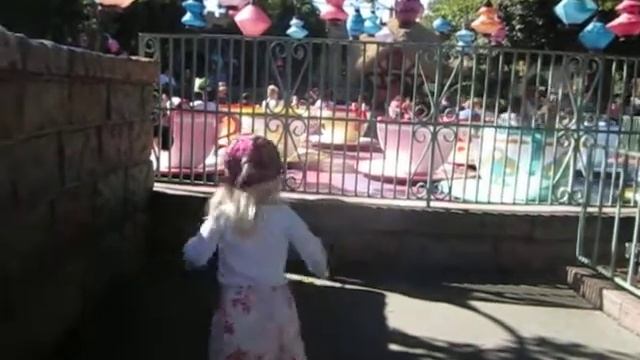 Miss L spinning like a Mad Tea Party teacup at Disneyland смотреть онлайн