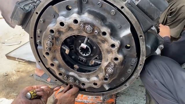 Реставрация двигателя грузовика Pkd 411 Turbo в полевых условиях смотреть онлайн