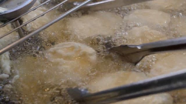 매일완판! 단골들이 끊임없이? 찾아오는 20년 전통 길거리 떡볶이, 튀김, 순대, 빨간오뎅 / korean spicy rice cake / korean street food смотреть онлайн
