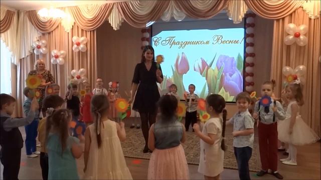 "Мы - цветочки" / вход на праздник в средней группе смотреть онлайн
