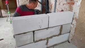 Ремонт дома на Юге. Перегородка в ванной комнате из газоблоков.