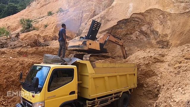 DUMP TRUCK MITSUBISHI UMPLUNG MUATAN OPER DOSIS | EXCAVATOR KOMATSU TUA X TAMBAMG смотреть онлайн