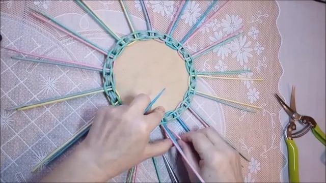 Цветная вазочка с фанерным дном из бумажной лозы смотреть онлайн