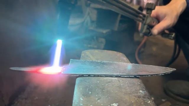 Master BLACKSMITH Forges Japanese Knife From Scratch! Мастер BLACKSMITH выковывает японский нож