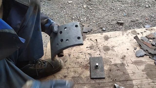Dewalt помогает: клепаем колодки на мерсе