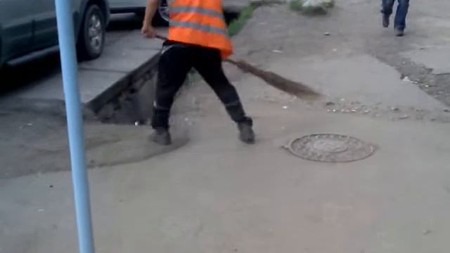 Как дворники в Алматы засоряют арыки! смотреть онлайн