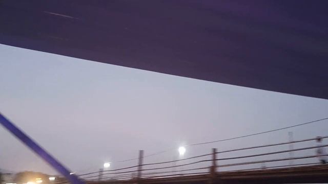 Лодка прошла под деревянным мостом на реке Кай. Отличная прогулка на закате. +8484-287-8625 вотсапп