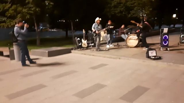 Black Eskimo играет рок