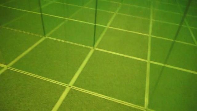 Уля и Василиса в зеркальном лабиринте.