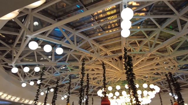 Новогодние украшения ТЦ СТАЛИЦА // В каком ТЦ Минска самый классный новогодний дизайн? смотреть онлайн