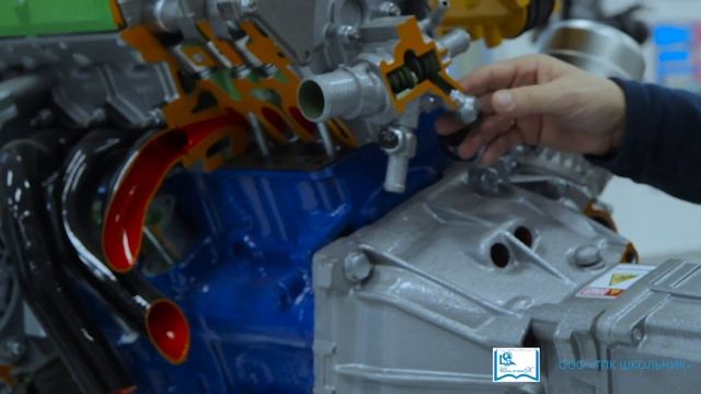 Двигатель и коробка передач в разрезе