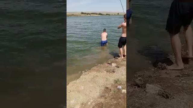 Видели такую рыбалку ? Как нужно орудовать подсаком 999лвл  😂