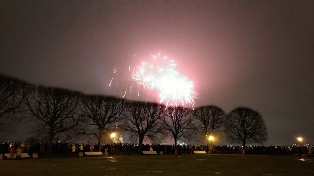 Праздничный салют 🎇 в честь дня снятия блокады в Петербурге 2021 смотреть онлайн