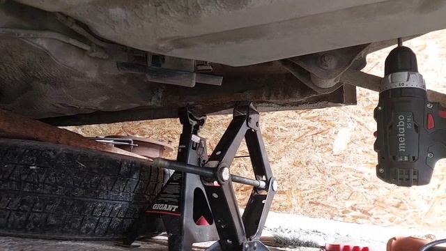 Замена тросов ручника и тормозных колодок в круг на Шевроле Лачетти. смотреть онлайн