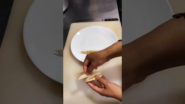 Pears and apples can be cut like this, suitable for serving. смотреть онлайн