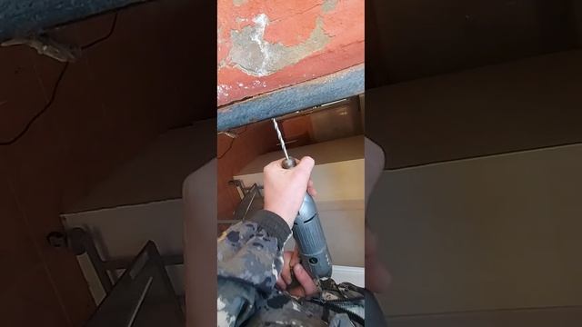 Дверь не закрывается,Антон думает как сделать лучше #shortvideo #слесарь #работа #ремонтсвоимирукам смотреть онлайн