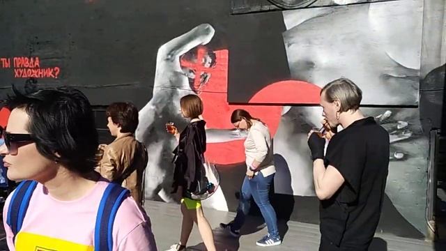 Ольга Буланова & @tundravodka  18 мая. Стритарт музей Петербурга.