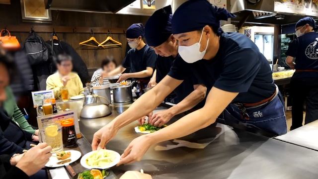 常識破りの大行列。凄まじい人気を誇る広島最強の鉄板焼き屋が衝撃すぎた丨Japanese Street Food