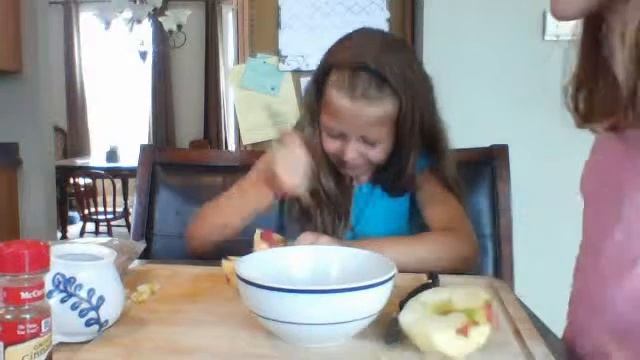 cousin cooking show: Funny apple candy смотреть онлайн