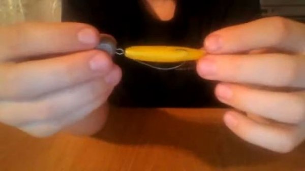 Как насодить овсетный крючок на силиконовую рыбку.