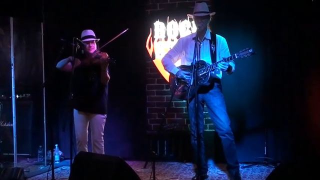 Delta Duo performs "Dry Spell Blues" at Rock Star Bar in Kazan, Russia смотреть онлайн