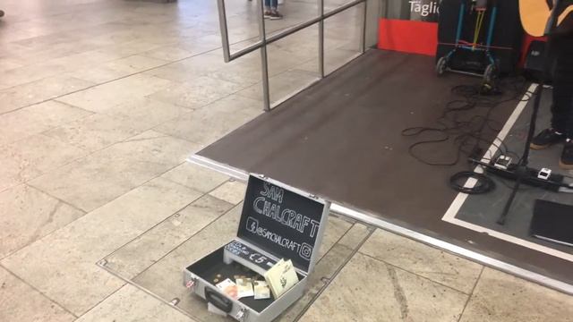 Рок-музикант на метро сцені біля віденської опери смотреть онлайн