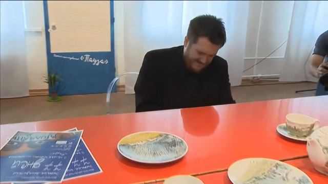 Серёжа Сирин . Музперфоманс к выставке "77 дней", Музей им. Врубеля, Омск, 2020 смотреть онлайн