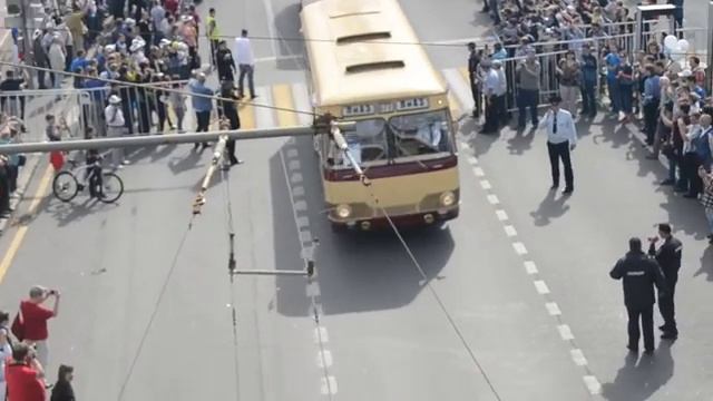 Проход колонны ретро автобусов в Москве смотреть онлайн