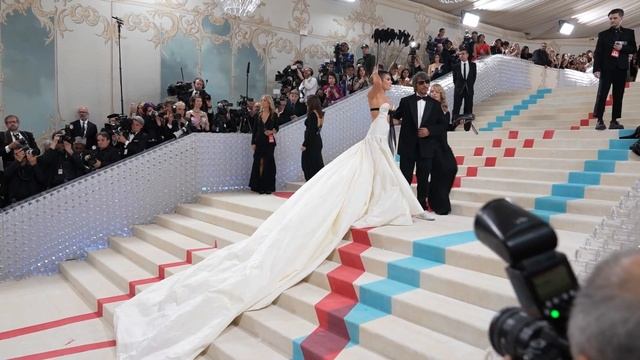 Florence Pugh debuts shaved head on Met Gala 2023 red carpet | Page Six Celebrity News смотреть онлайн