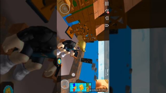 Играю в роблокс строю странные лодки😐