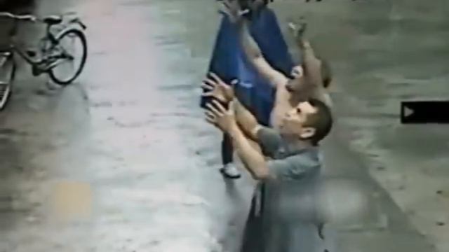 Man catches boy falling from window ledge смотреть онлайн