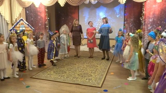 У самого леса / исполняют педагоги и дети подготовительной группы смотреть онлайн