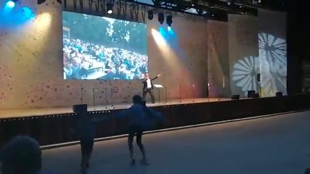 "Чертовое колесо" - исполняет Петр Захаров в Зеленом театре Воронежа смотреть онлайн