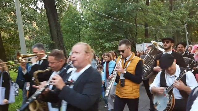 Праздничное шествие XI Фестиваля уличных театров "Елагин парк" 28.07.2023 г. смотреть онлайн