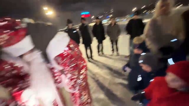 ХОЗЯЕВА ПОДАРИЛИ ТЕЛЕФОН МАЛЕНЬКОМУ МАЛЬЧИКУ смотреть онлайн
