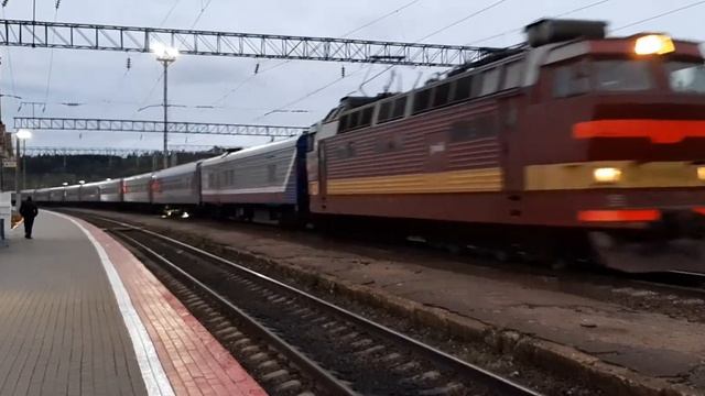 ЧС4т с фирменным поездом №71 "Демидовский Экспресс", сообщением: "Екатеринбург - Санкт-Петербург" смотреть онлайн