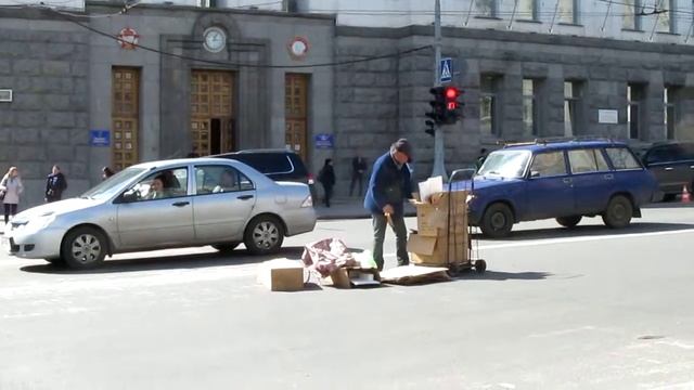 мужчина рассыпал картон на Площади Конституции в Харькове смотреть онлайн