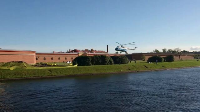 посадка Ми 8 в Петропавловской крепости смотреть онлайн