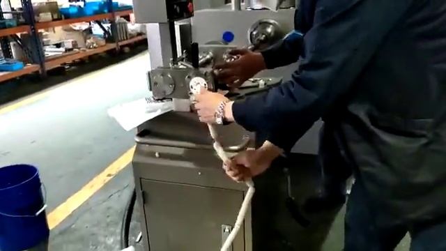 Вакуумный двухшнековый шприц с подъемником и устройством скручивания VS-3000 (Китай) тест смотреть онлайн