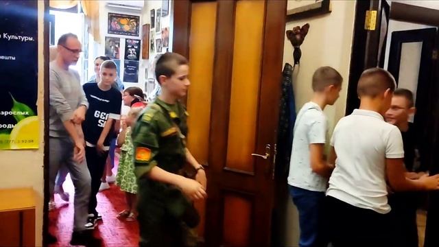 Дмитрий Ахмадиев перед спектаклем провел экскурсию для Суворовского училища смотреть онлайн