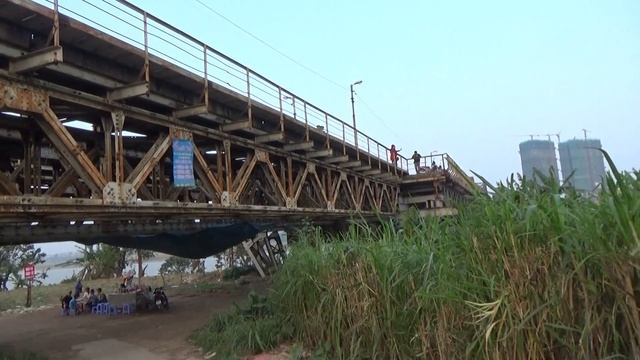 Вьетнам Ханой Вечерняя прогулка по мосту смотреть онлайн