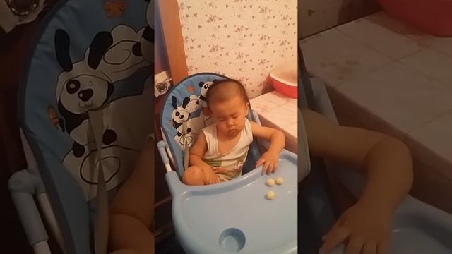 Сидя спящий малыш