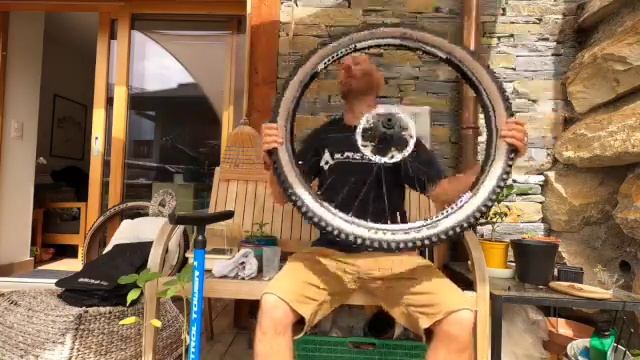The secret to fitting tubeless tires without a compressor with a track pump. смотреть онлайн