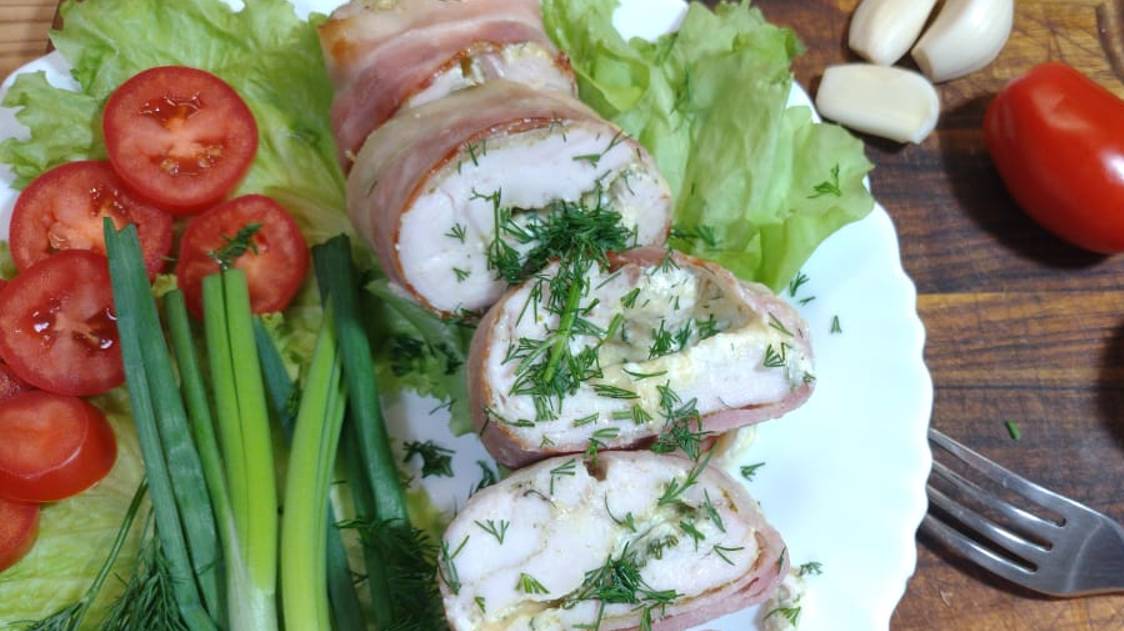 Куриный рулет с беконом и чесноком: классический рецепт для праздничного стола смотреть онлайн
