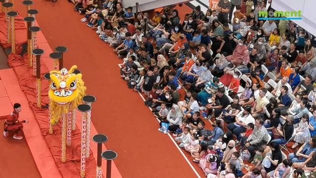 AMAZING ATTRACTION, spinning on a high pole by Kong Ha Hong's lion dance @livingworldalamsutera смотреть онлайн