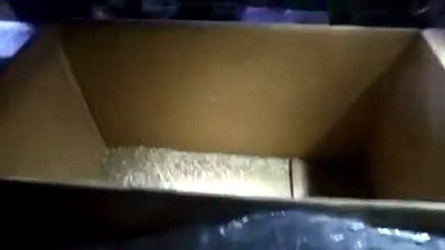 Видео работы  дробилки двухвальцевой ДВ  на продукте